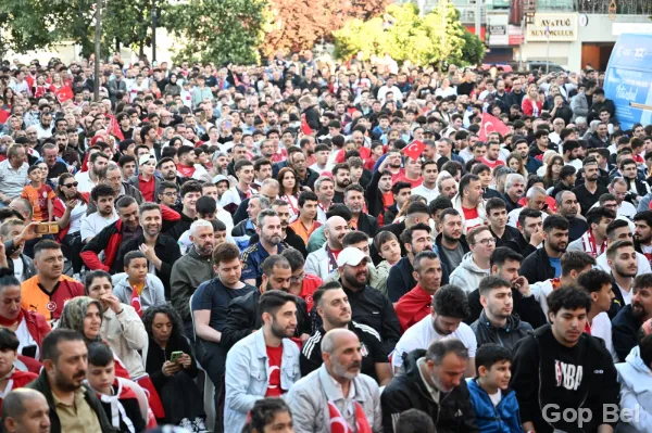 Gaziosmanpaşa’da Milli Maç Heyecanı Cumhuriyet Meydanı’nda Yaşandı