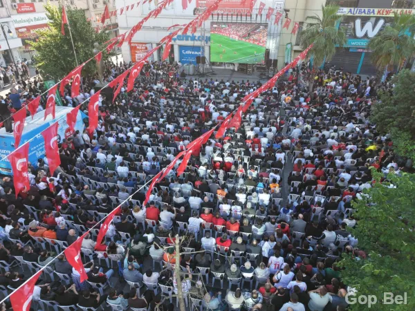 Gaziosmanpaşa’da Milli Maç Heyecanı Cumhuriyet Meydanı’nda Yaşandı