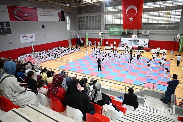 Gaziosmanpaşa’da Taekwondo Ailesi Kuşak Terfi Sınavında Bir Araya Geldi