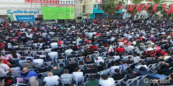 Gaziosmanpaşa’da Milli Maç Heyecanı Cumhuriyet Meydanı’nda Yaşandı