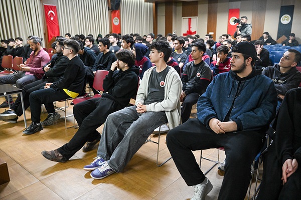 Gençlere, Spor Akademileri Yolunda Seminer Desteği
