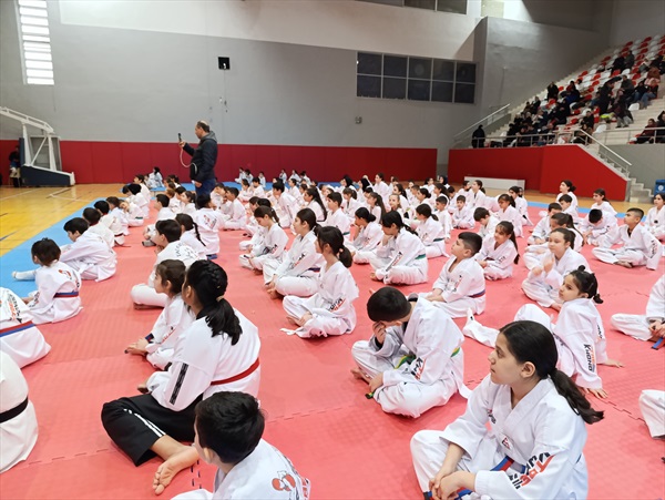 Taekwondo Sporcuları Kuşak Terfi Sınavında Buluştu