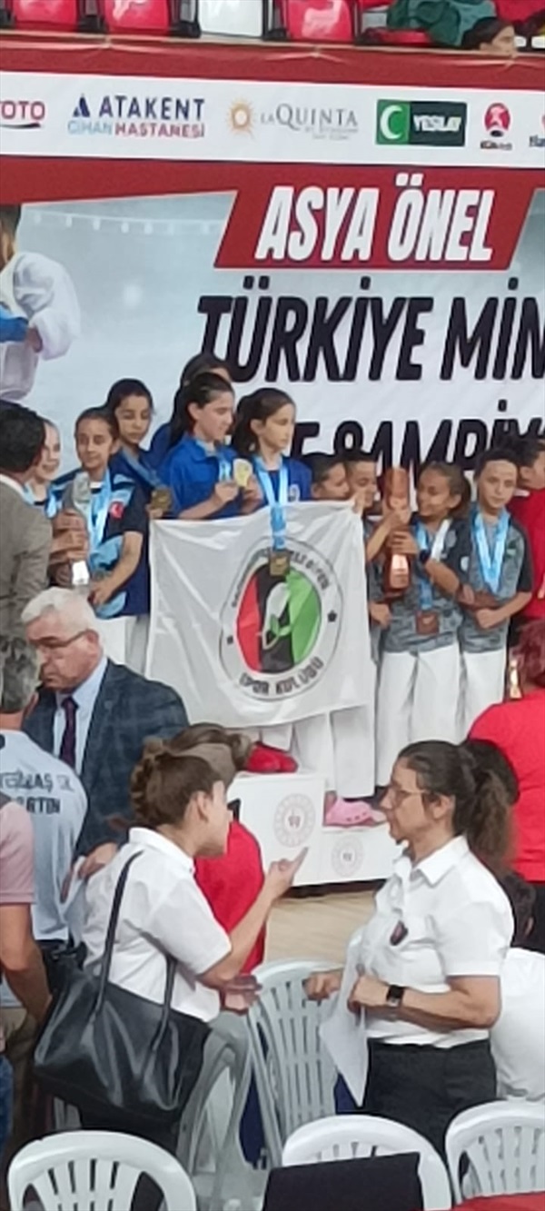 Karate Minik Kadın Kata Takımımız Türkiye Şampiyonu!