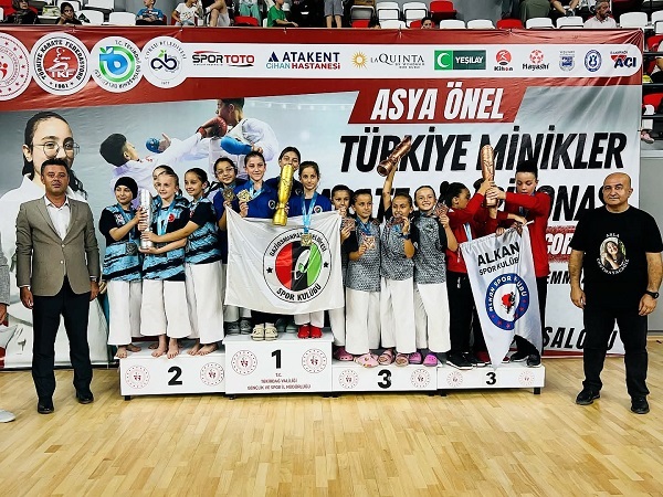 Karate Minik Kadın Kata Takımımız Türkiye Şampiyonu!