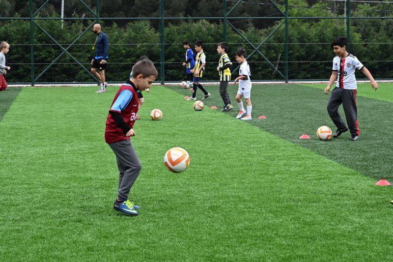 Yzme Havuzu Ve Spor Kompleksi Futbol Ders Foto