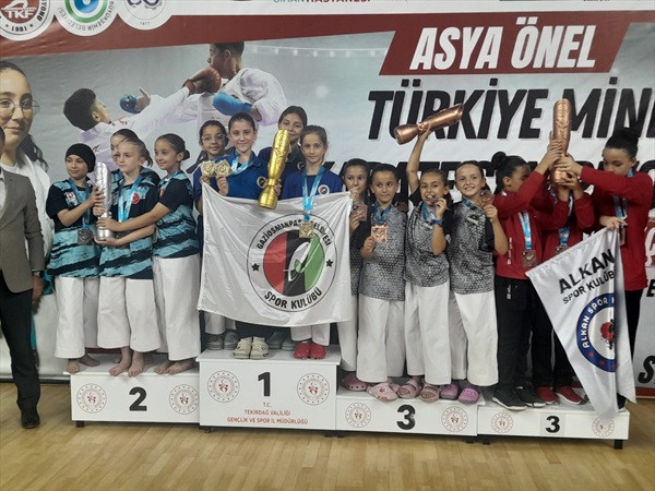 Karate Minik Kadın Kata Takımımız Türkiye Şampiyonu!