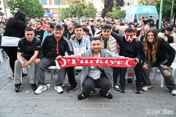 Gaziosmanpaşa’da Milli Maç Heyecanı Cumhuriyet Meydanı’nda Yaşandı